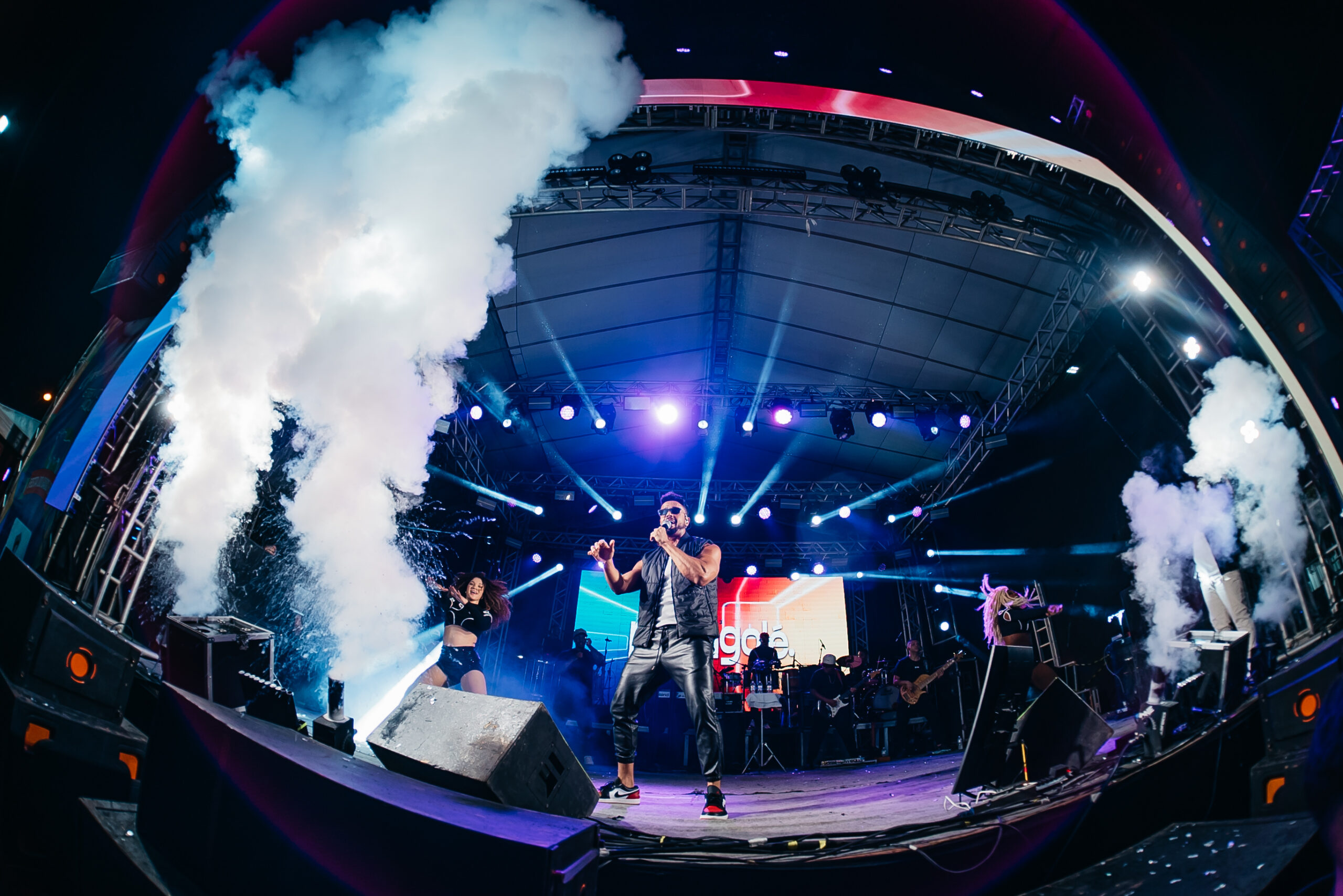 Uma multidão de pessoas até o amanhecer na segunda noite da festa dos 63 anos de Lajedão 1 DSC00696 scaled