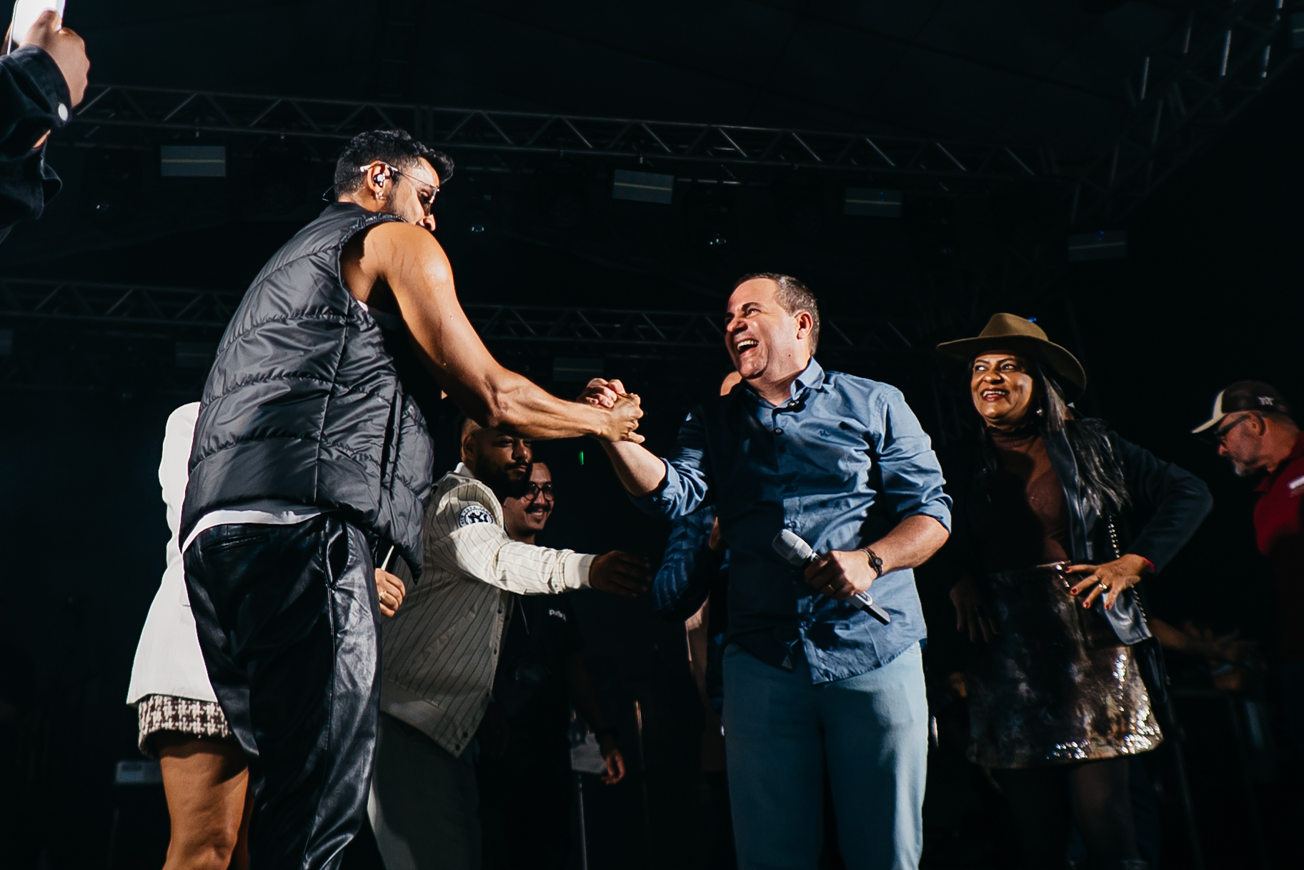 Uma multidão de pessoas até o amanhecer na segunda noite da festa dos 63 anos de Lajedão 3 DSC00903